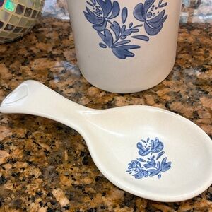 VINTAGE Pfaltzgraff Floral cobalt Blue and Cream Spoon Rest